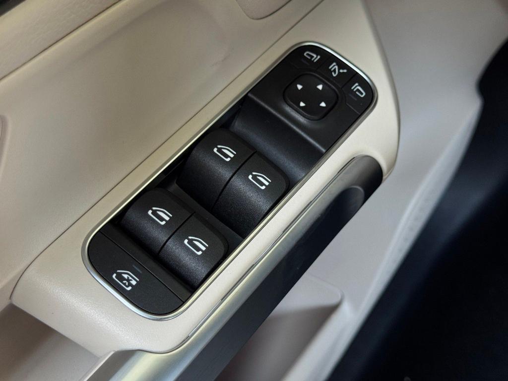 new 2025 Mercedes-Benz GLB 250 car, priced at $49,595