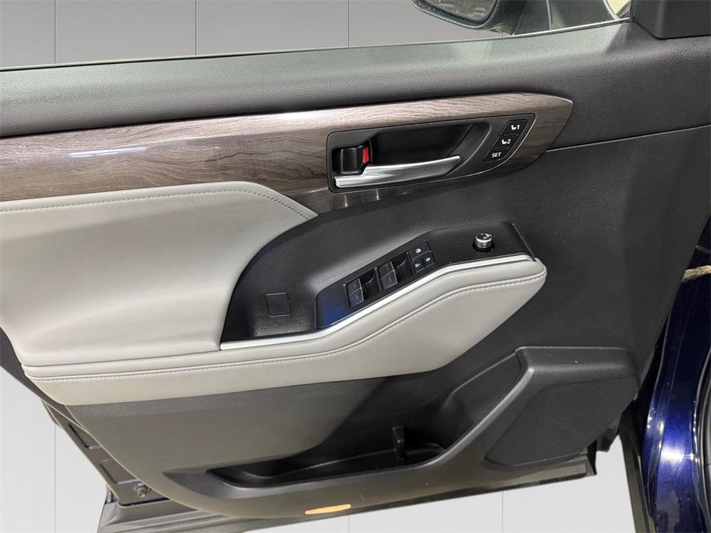 used 2022 Toyota Highlander Hybrid car, priced at $37,998