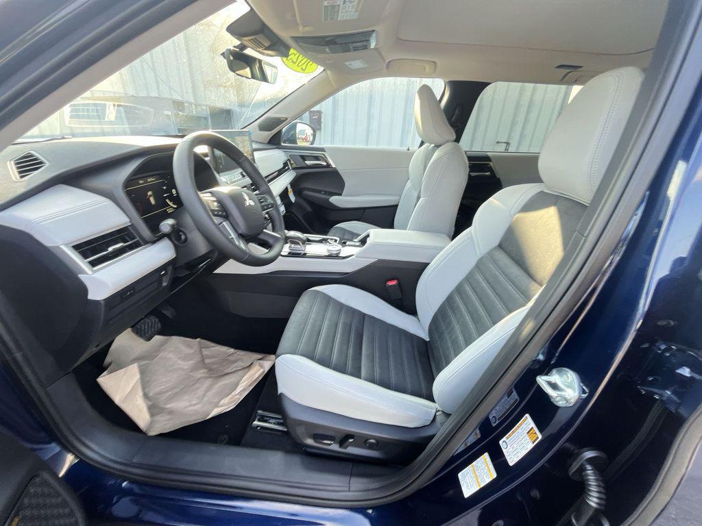 new 2025 Mitsubishi Outlander car, priced at $33,600