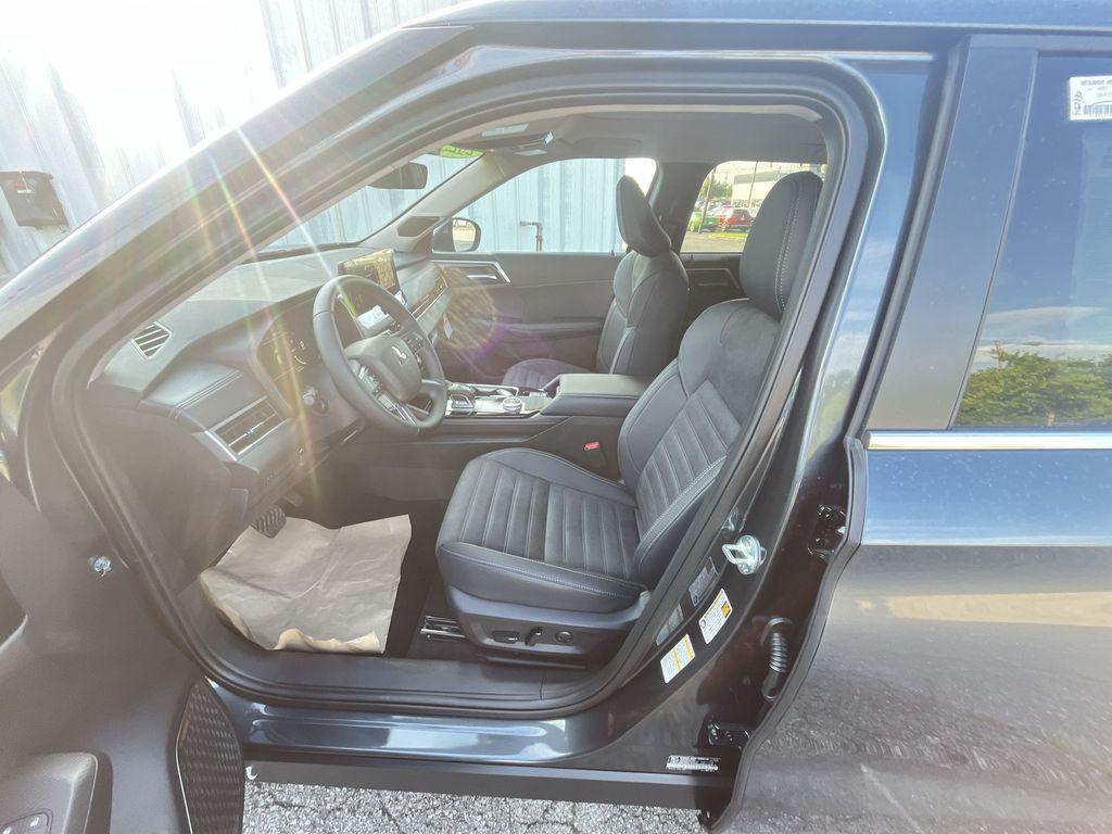 used 2025 Mitsubishi Outlander car, priced at $29,084