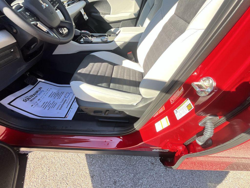 used 2025 Mitsubishi Outlander car, priced at $29,084