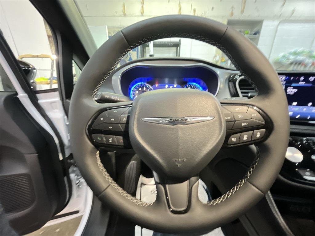 used 2025 Chrysler Pacifica car, priced at $38,714