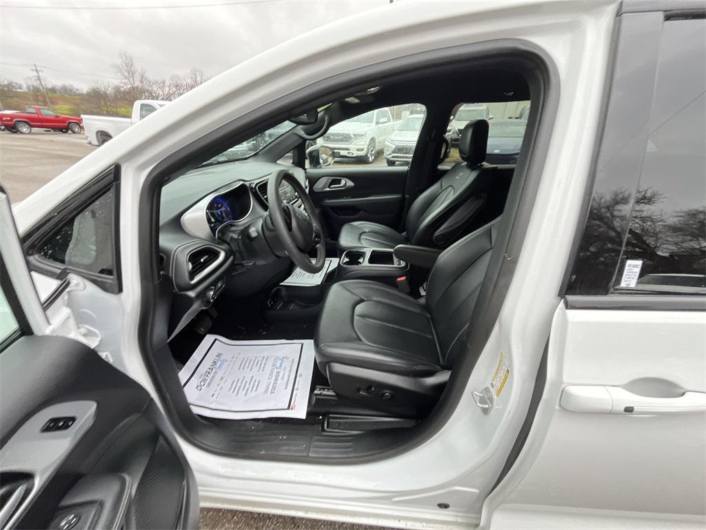 used 2024 Chrysler Pacifica car, priced at $33,924