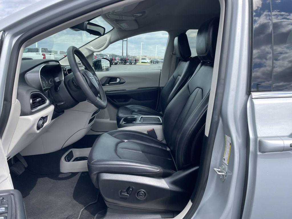 used 2024 Chrysler Pacifica car, priced at $28,989