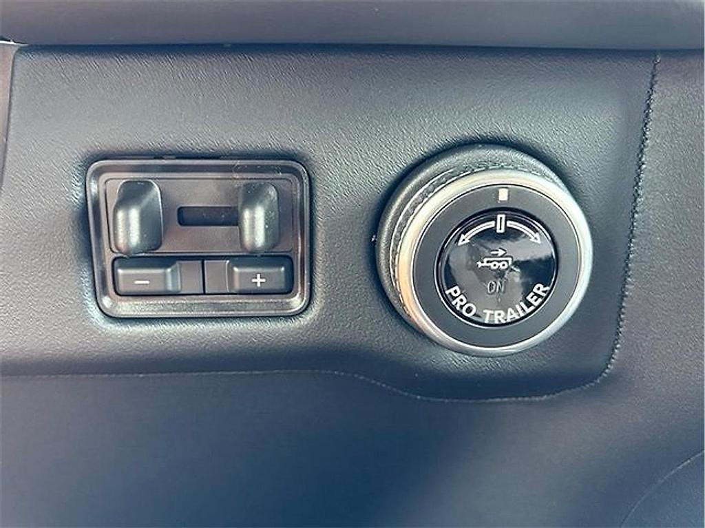 new 2025 Lincoln Navigator car, priced at $98,035