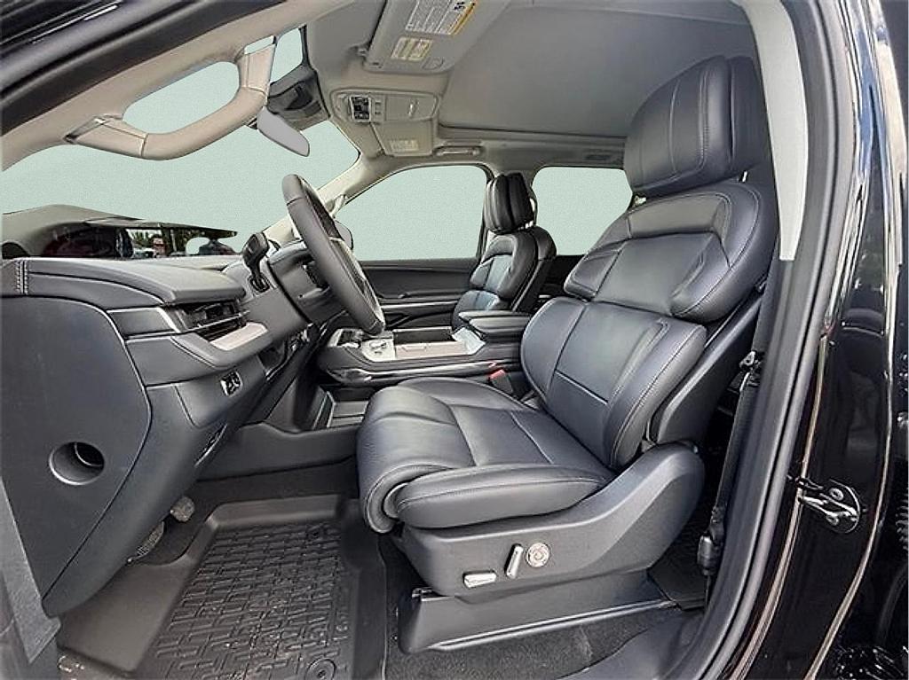 new 2025 Lincoln Navigator car, priced at $98,035