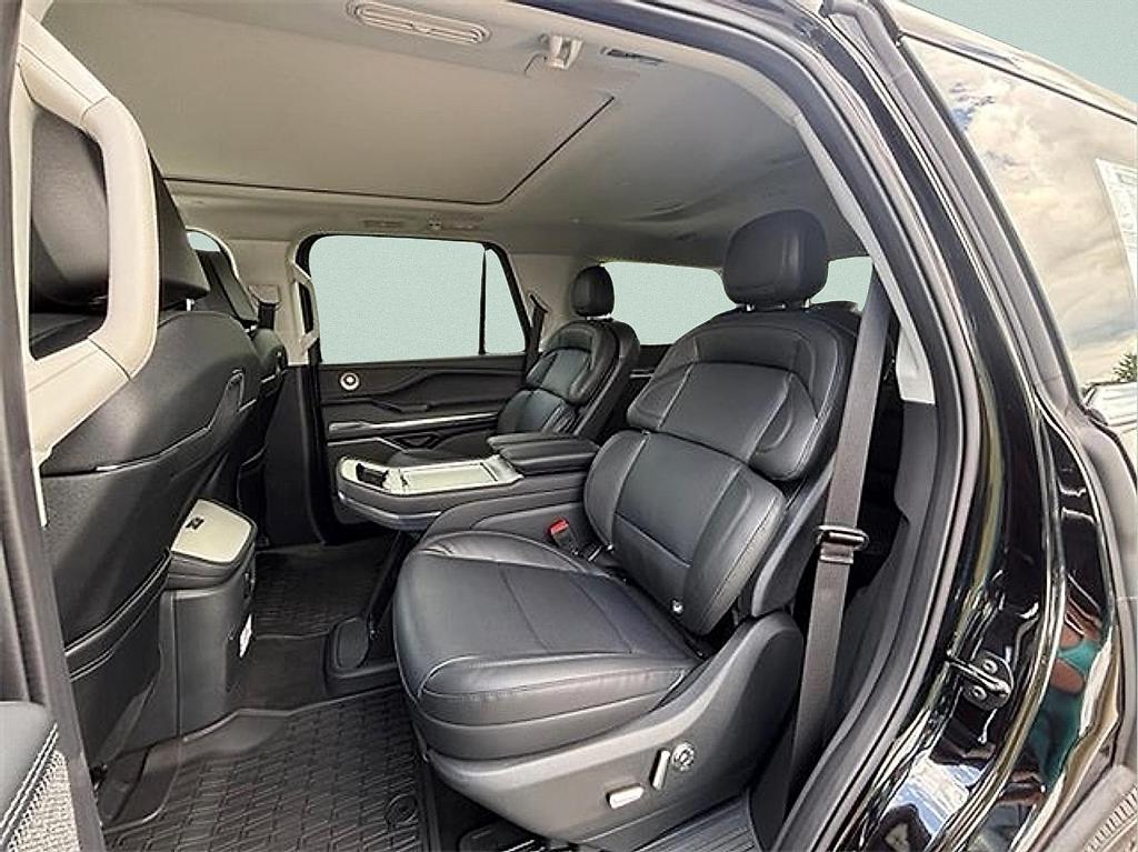 new 2025 Lincoln Navigator car, priced at $98,035