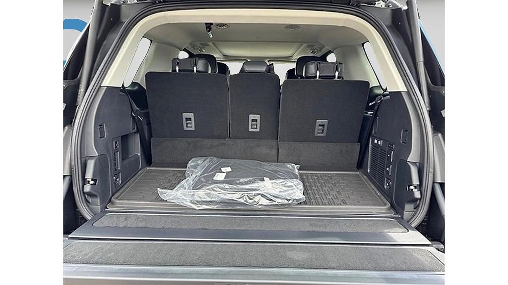 new 2025 Lincoln Navigator car, priced at $93,330