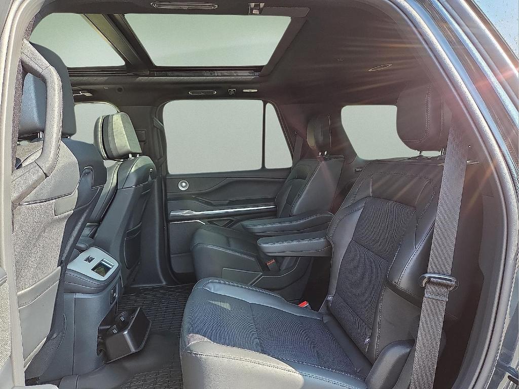 new 2025 Lincoln Navigator car, priced at $91,125