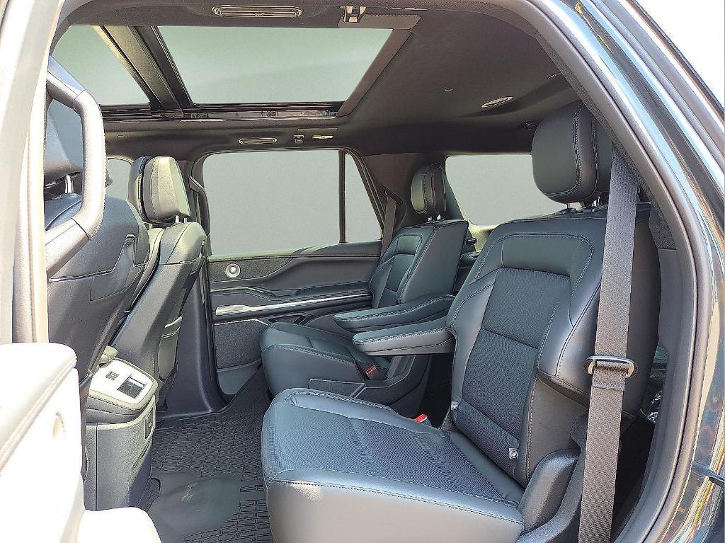 new 2025 Lincoln Navigator car, priced at $91,185