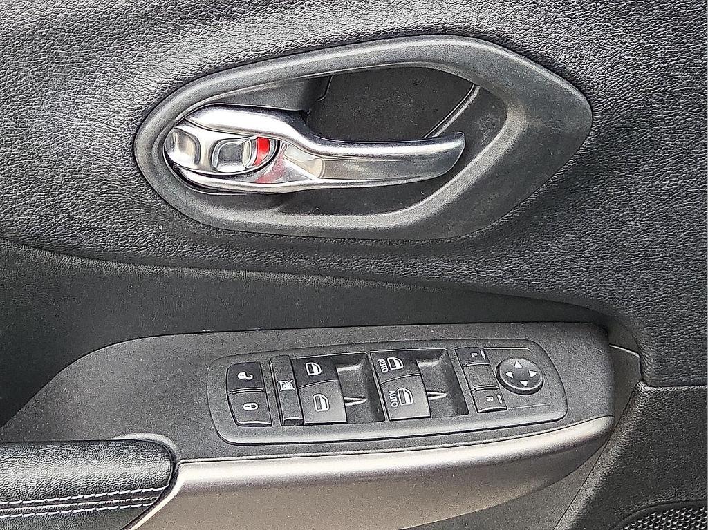 used 2020 Jeep Cherokee car, priced at $17,995