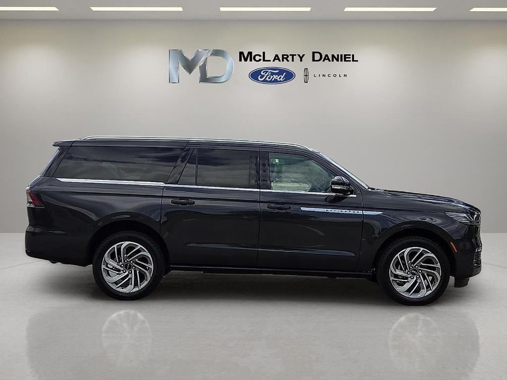new 2025 Lincoln Navigator L car, priced at $95,681
