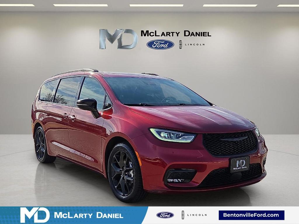 used 2025 Chrysler Pacifica car, priced at $35,638