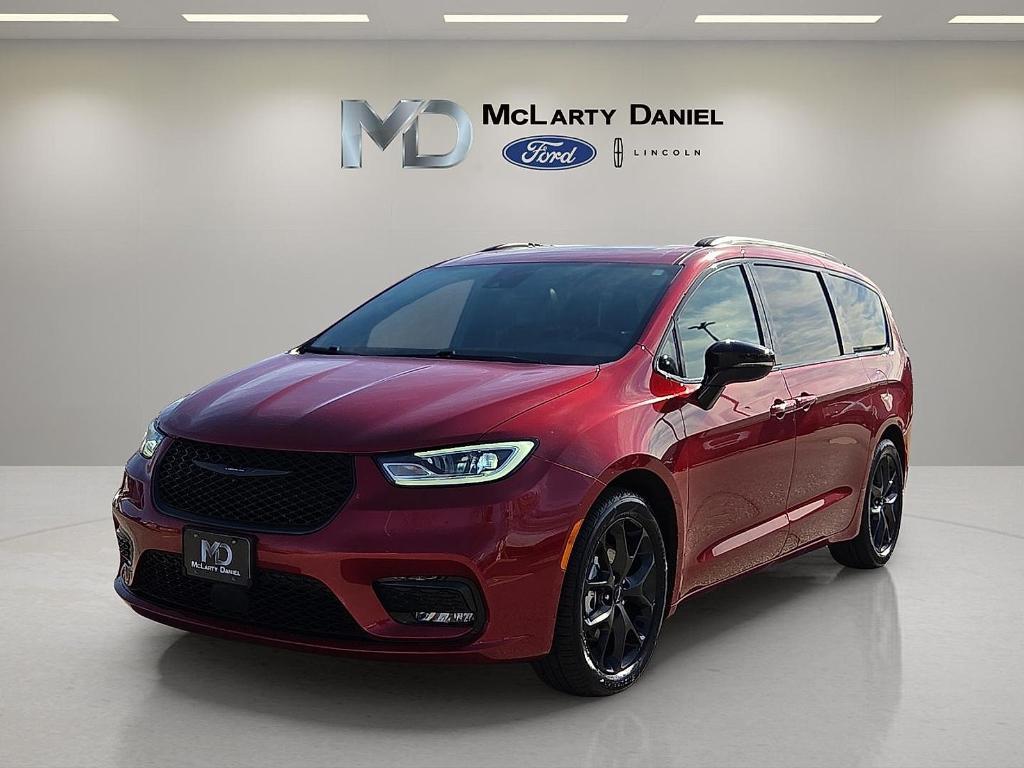 used 2025 Chrysler Pacifica car, priced at $35,638