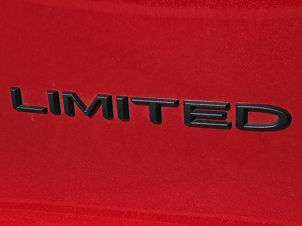 used 2025 Chrysler Pacifica car, priced at $35,638