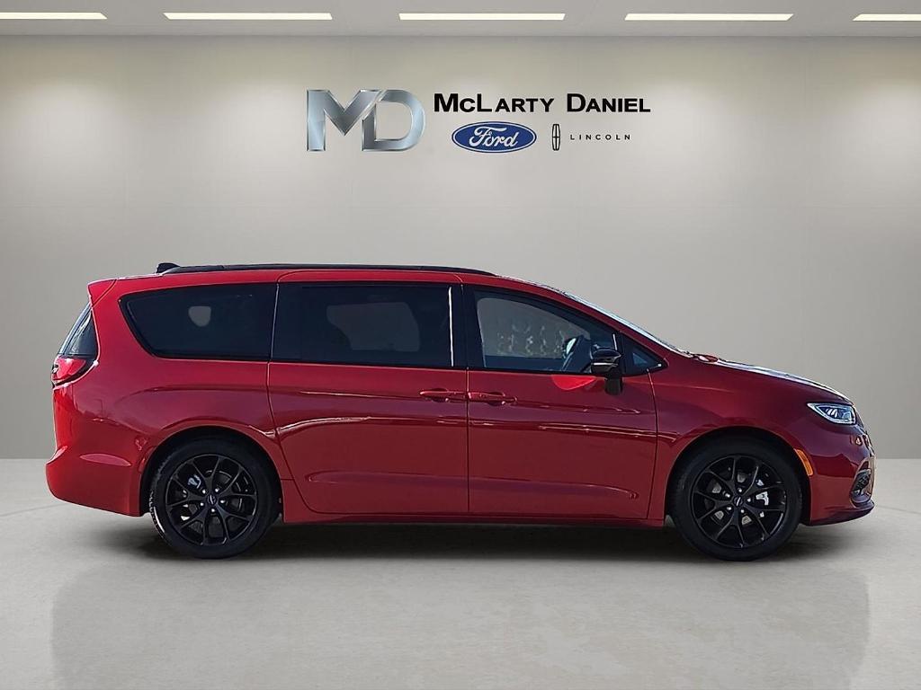 used 2025 Chrysler Pacifica car, priced at $35,638