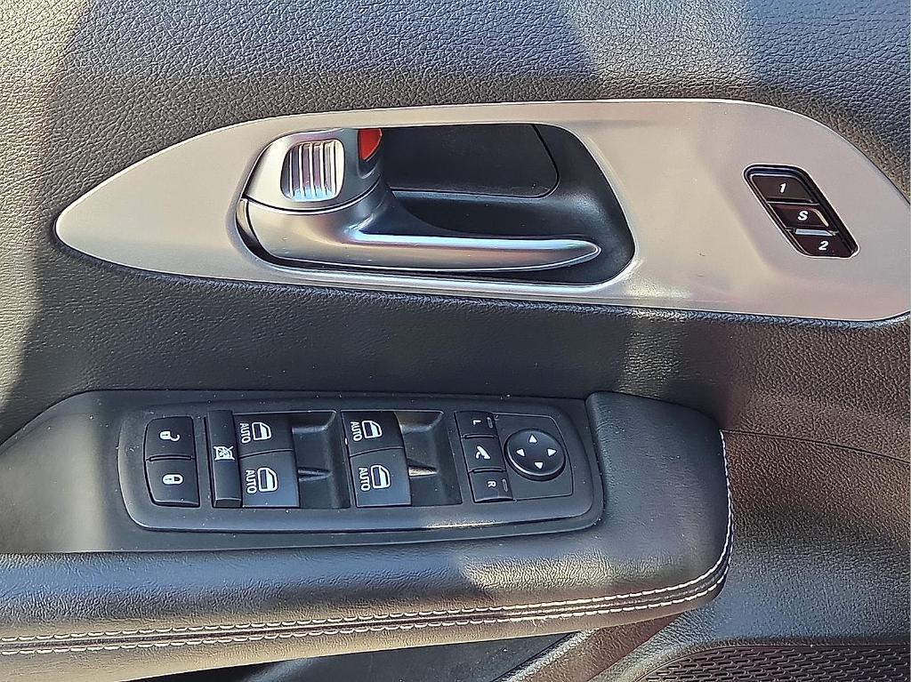 used 2025 Chrysler Pacifica car, priced at $35,638