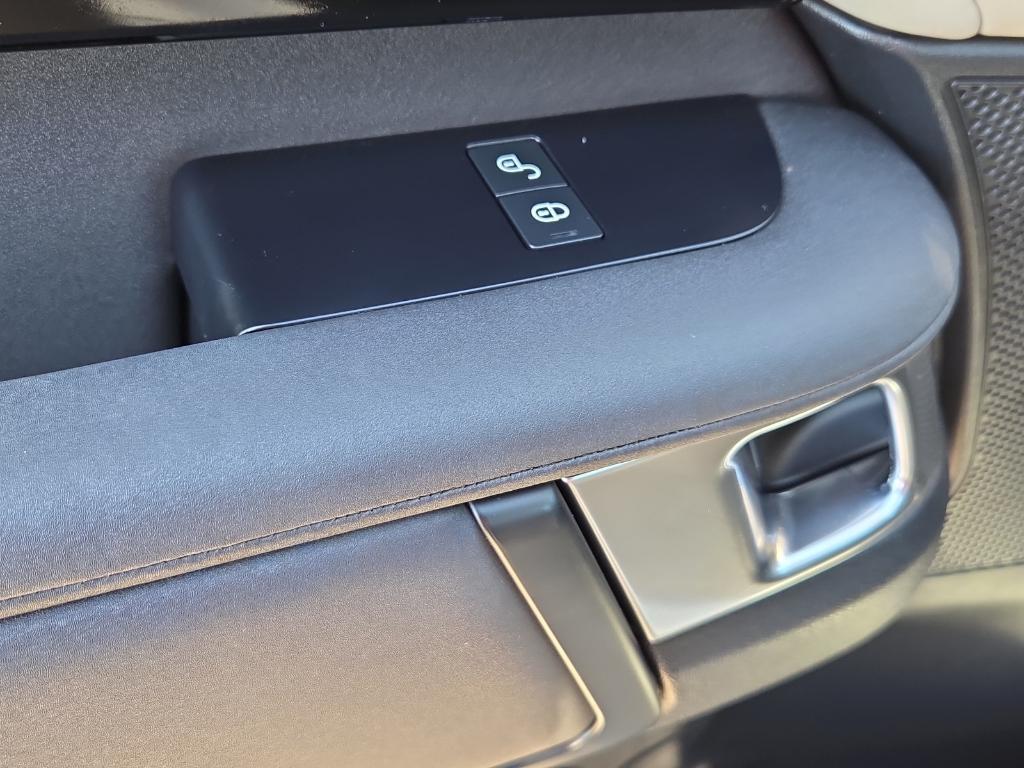 used 2019 Land Rover Discovery car, priced at $17,627