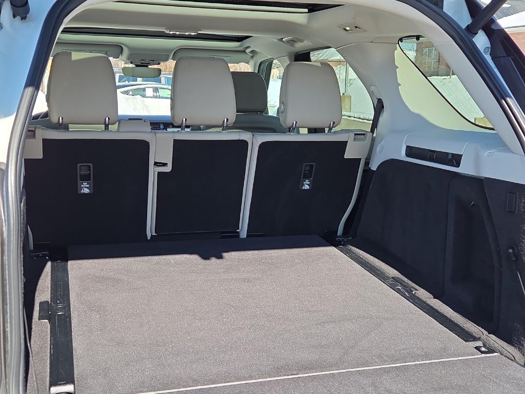 used 2019 Land Rover Discovery car, priced at $17,627