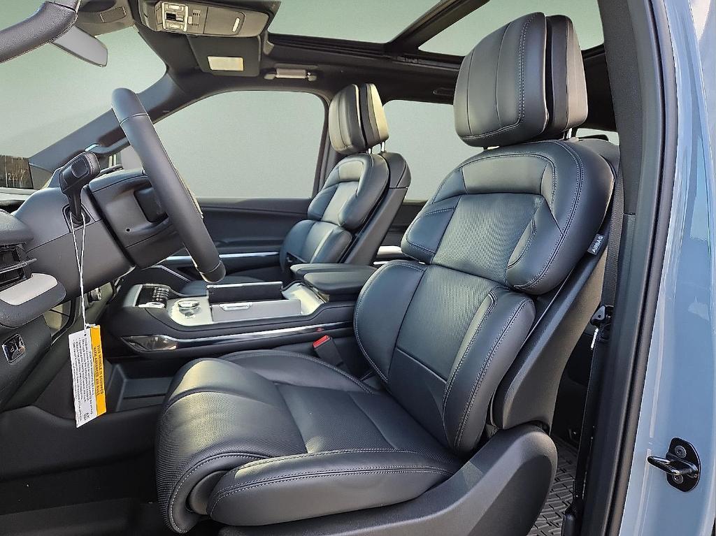 new 2025 Lincoln Navigator car, priced at $106,025