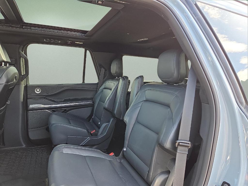 new 2025 Lincoln Navigator car, priced at $106,025