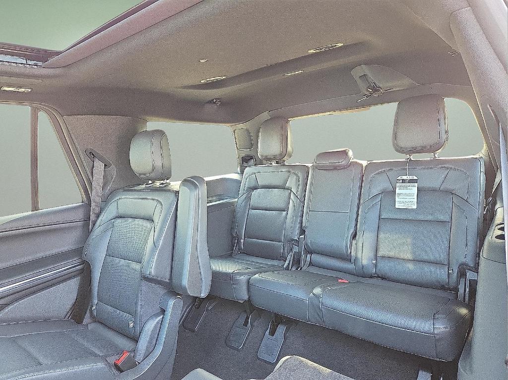 new 2025 Lincoln Navigator car, priced at $106,025