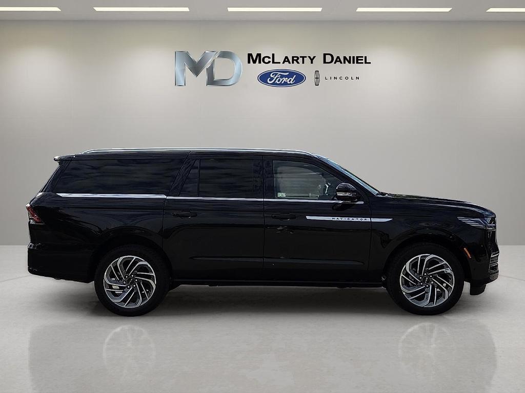 new 2025 Lincoln Navigator L car, priced at $95,681