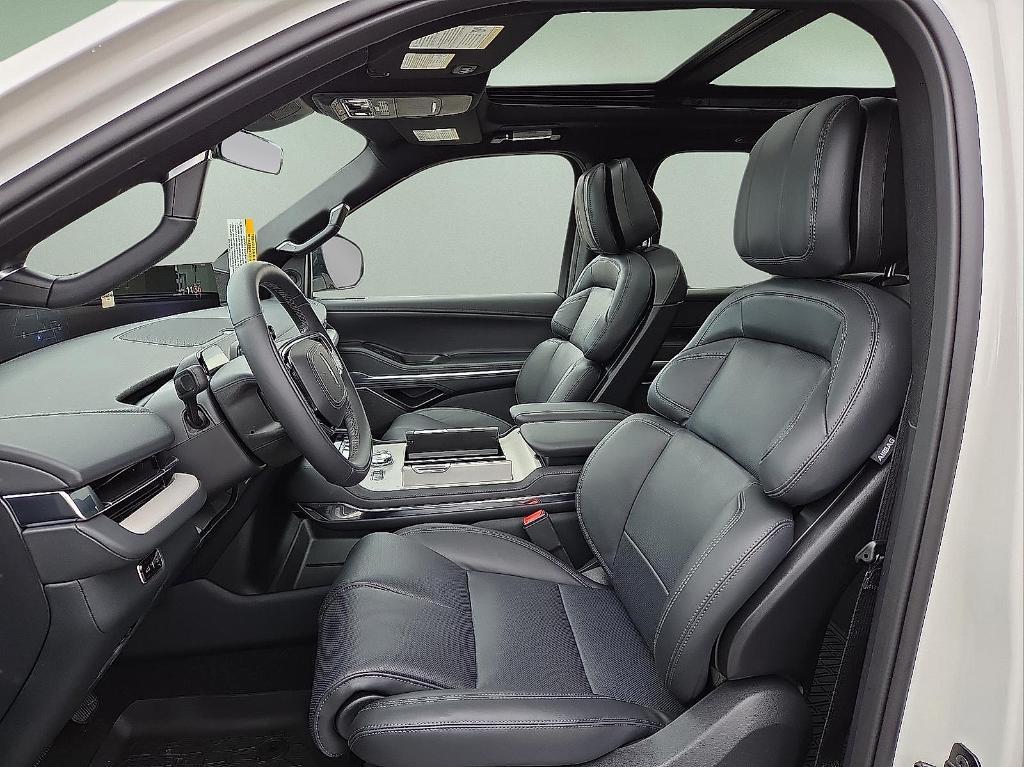 new 2025 Lincoln Navigator car, priced at $102,522