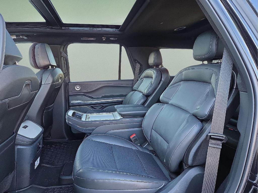 new 2025 Lincoln Navigator car, priced at $96,275