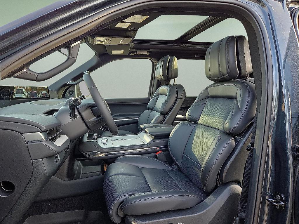 new 2025 Lincoln Navigator car, priced at $93,525