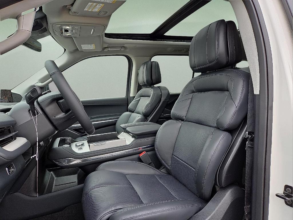 new 2025 Lincoln Navigator car, priced at $90,085