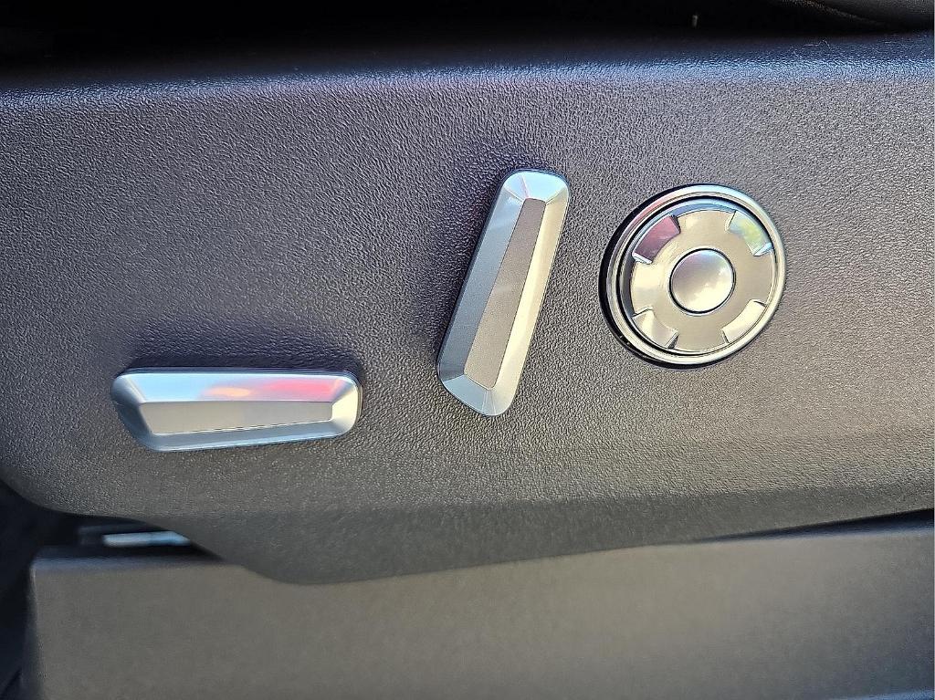 new 2025 Lincoln Navigator car, priced at $98,533