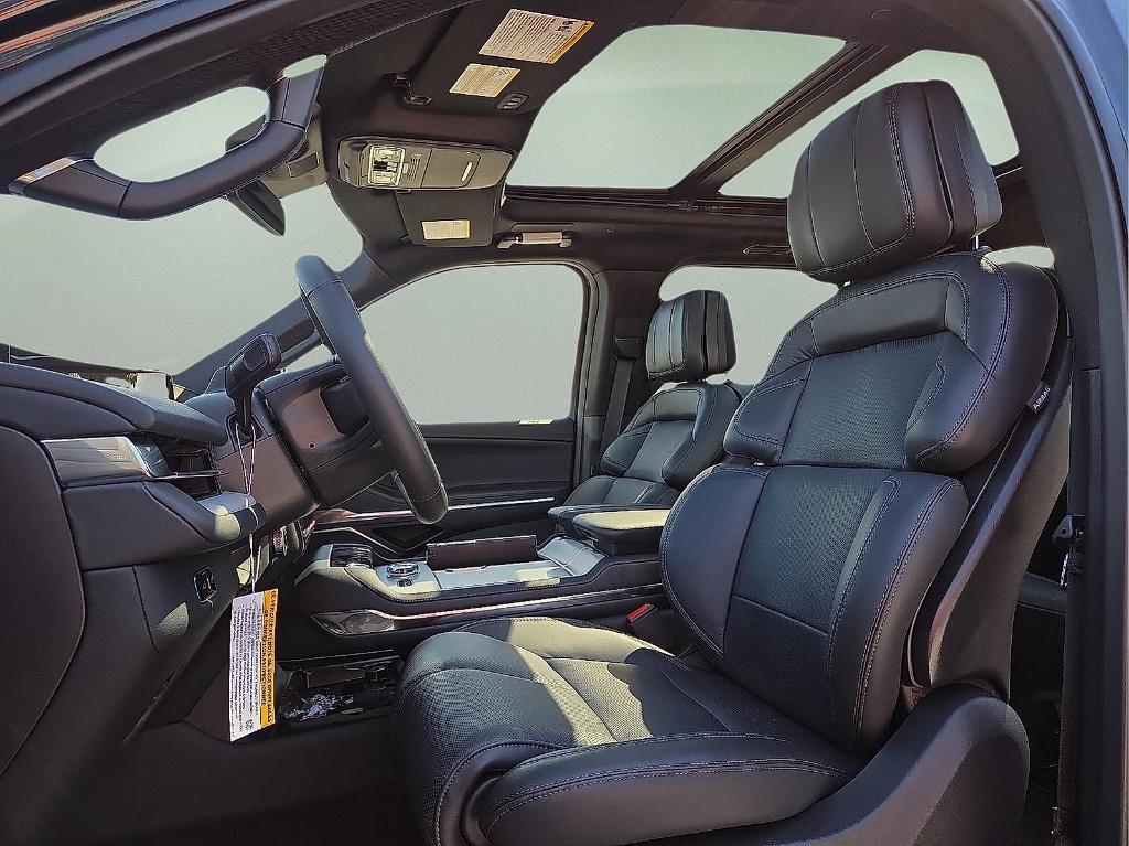 new 2025 Lincoln Navigator car, priced at $98,533