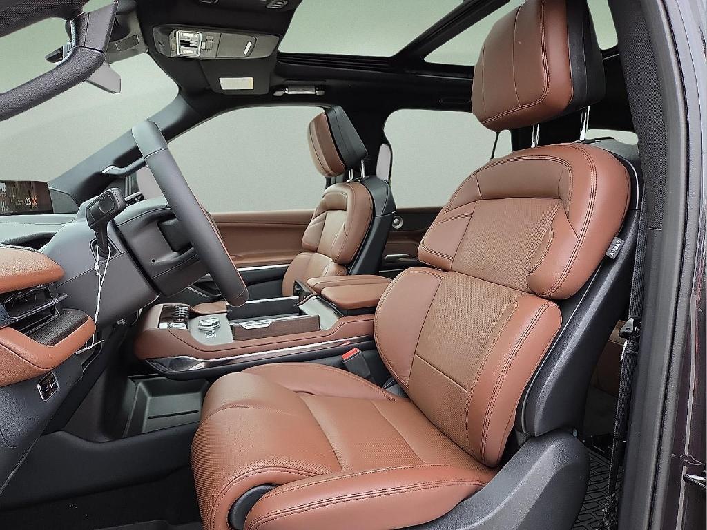 new 2025 Lincoln Navigator car, priced at $90,025