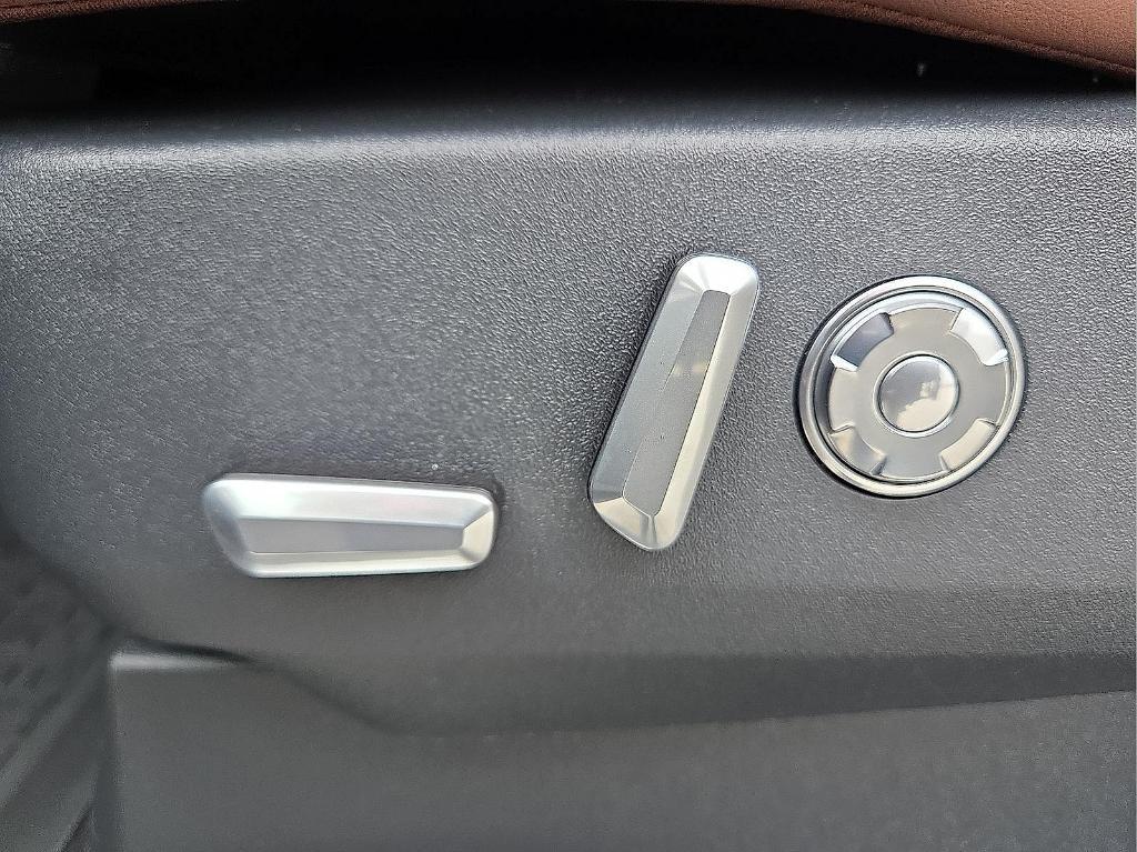 new 2025 Lincoln Navigator car, priced at $97,384