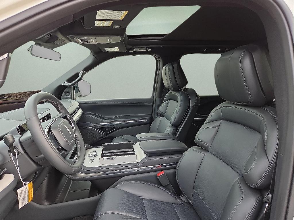 new 2025 Lincoln Navigator car, priced at $93,525