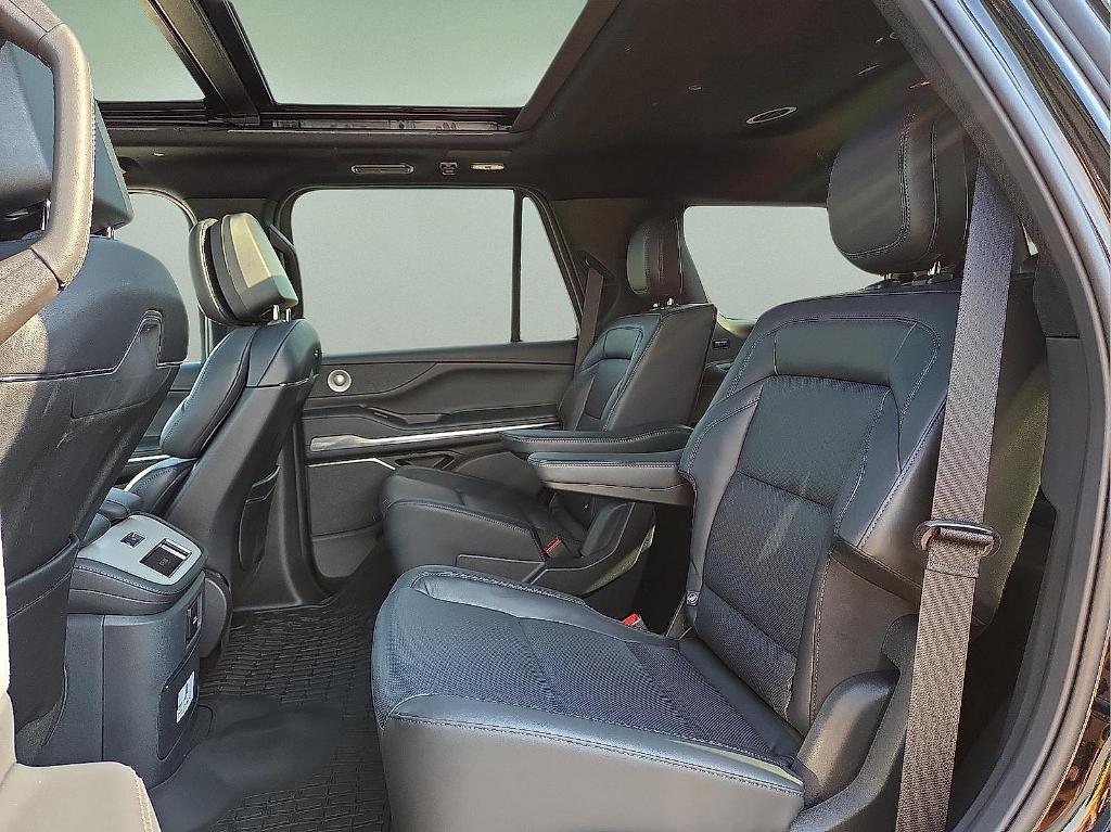 new 2025 Lincoln Navigator car, priced at $96,095