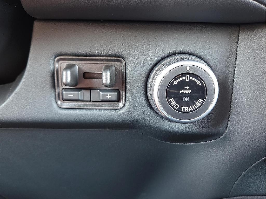 new 2025 Lincoln Navigator car, priced at $96,095