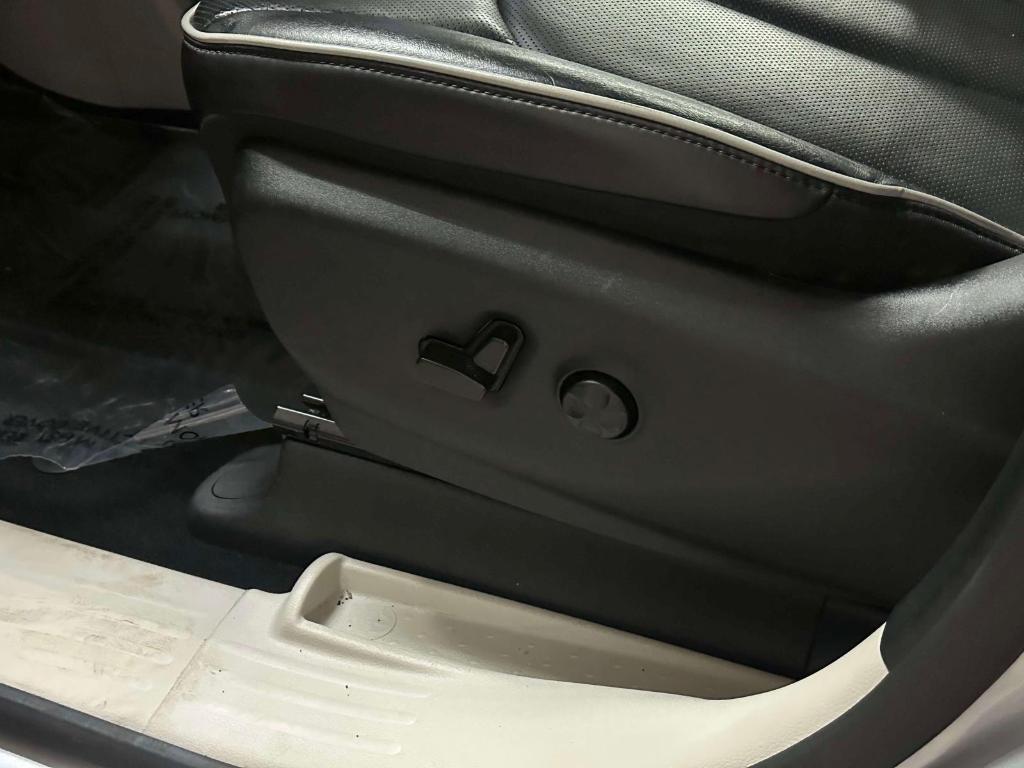 used 2023 Chrysler Pacifica Hybrid car, priced at $32,523