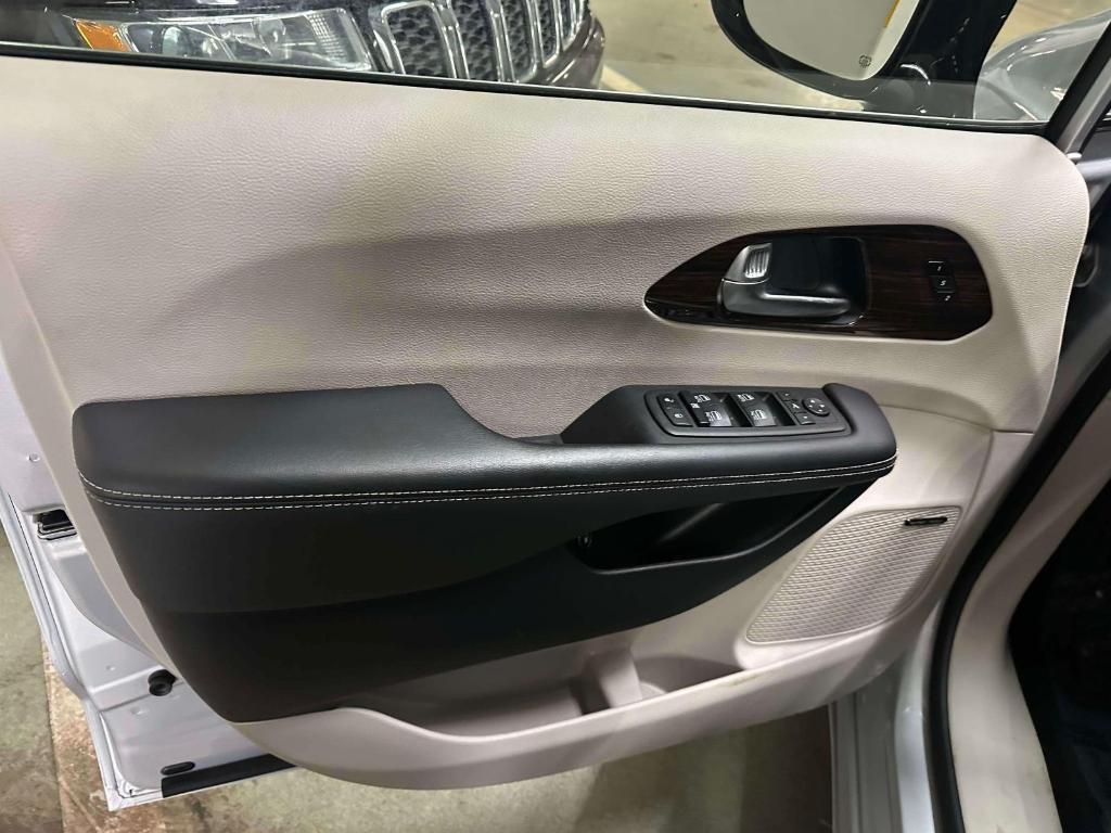 used 2023 Chrysler Pacifica Hybrid car, priced at $32,523