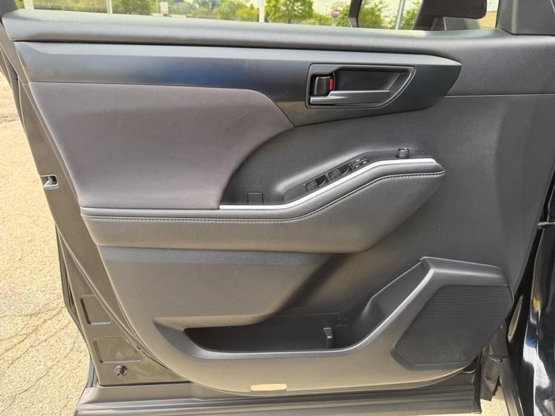 used 2021 Toyota Highlander car, priced at $27,497
