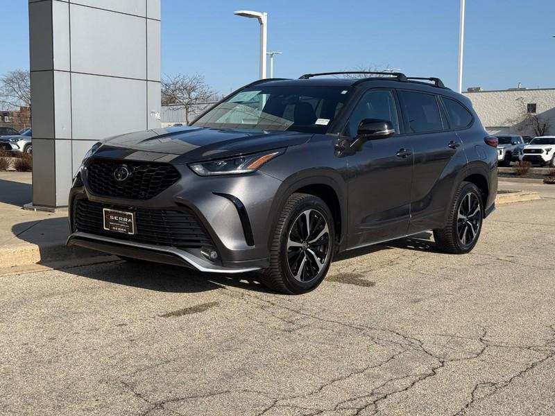 used 2021 Toyota Highlander car, priced at $33,298