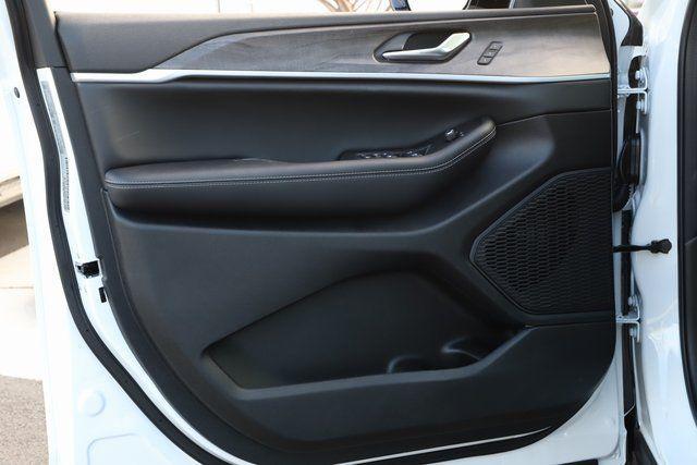 new 2025 Jeep Grand Cherokee car, priced at $47,290