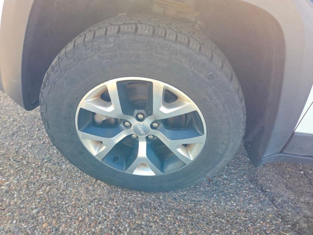 used 2015 Jeep Cherokee car, priced at $11,995