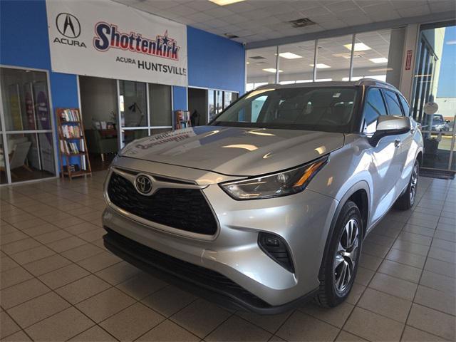 used 2022 Toyota Highlander car, priced at $31,499