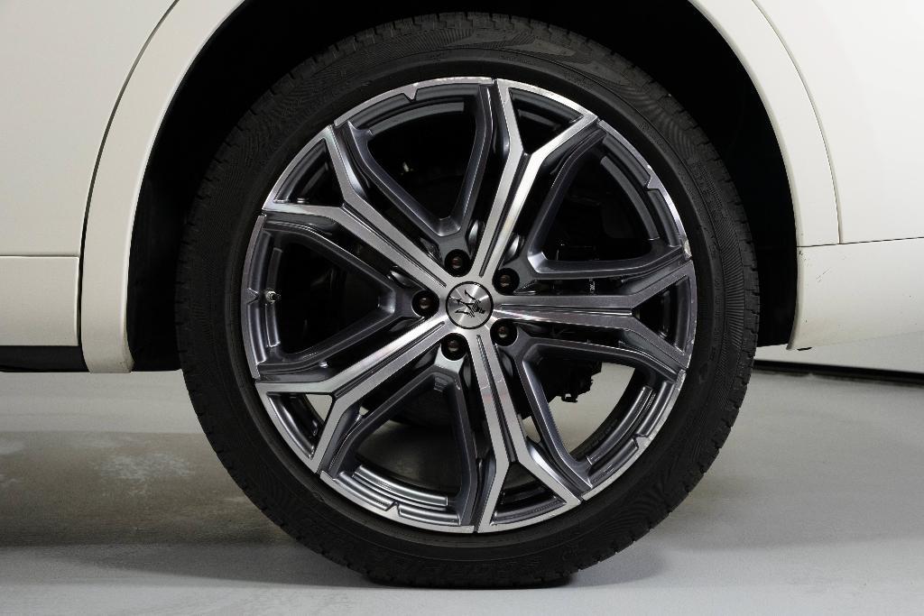 Maserati Levante view 8