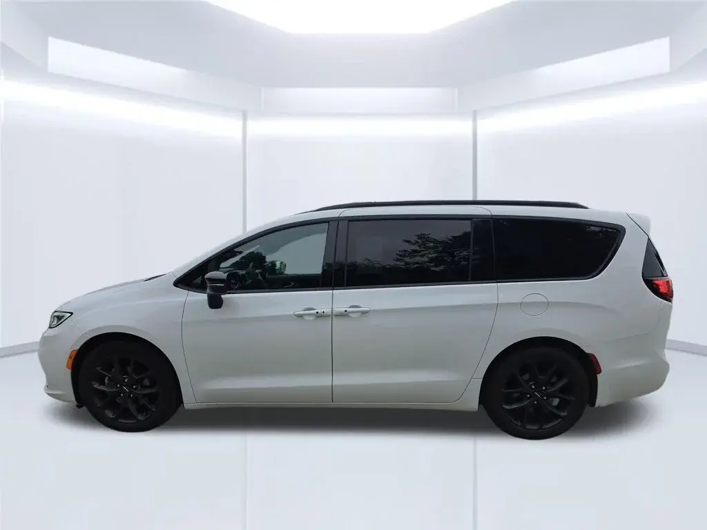 used 2025 Chrysler Pacifica car, priced at $35,467
