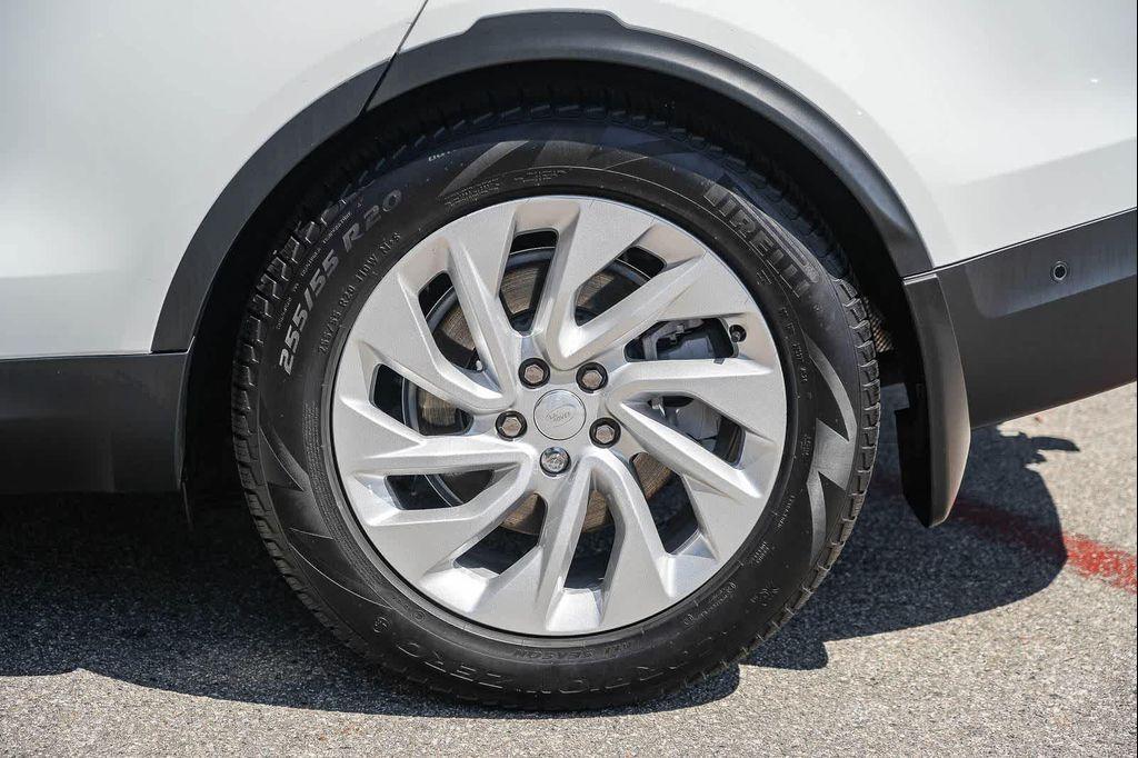 used 2025 Land Rover Discovery car, priced at $45,078