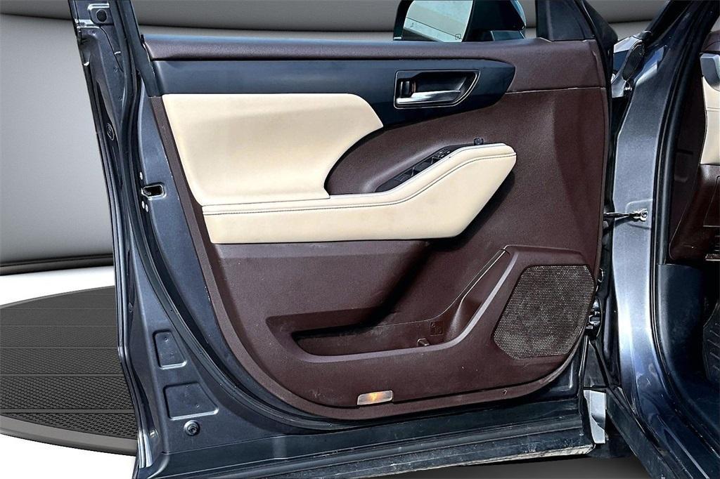 used 2021 Toyota Highlander car, priced at $26,999