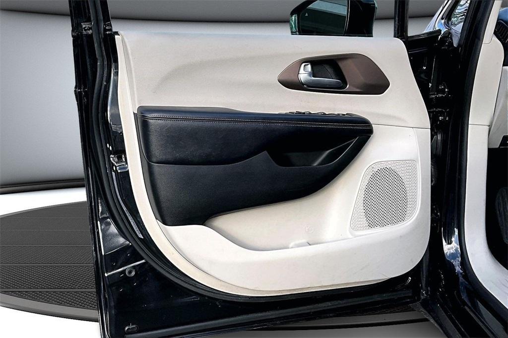 used 2018 Chrysler Pacifica car, priced at $14,399